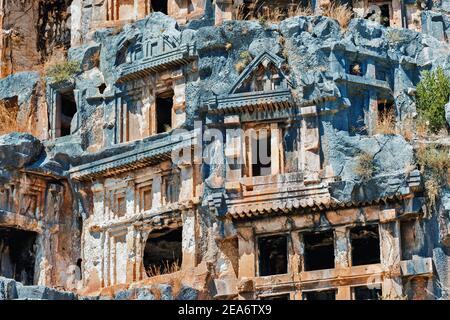 La ville antique de Myra en Turquie est un monument historique populaire qui attire de nombreuses excursions et touristes chaque jour. Les tombes sont sculptées directement dans Banque D'Images