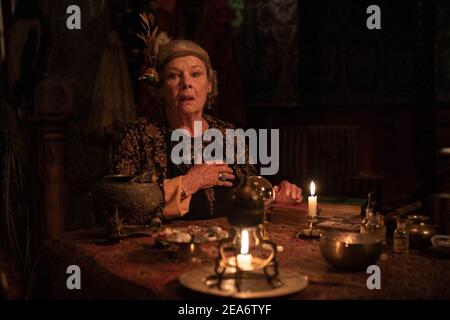 JUDI DENCH dans L'ESPRIT BLITHE (2020), dirigé par EDWARD HALL. Credit: Fred films / Powderkeg Images / Align / Album Banque D'Images