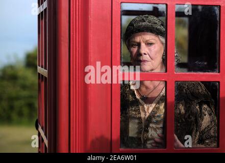 JUDI DENCH dans L'ESPRIT BLITHE (2020), dirigé par EDWARD HALL. Credit: Fred films / Powderkeg Images / Align / Album Banque D'Images