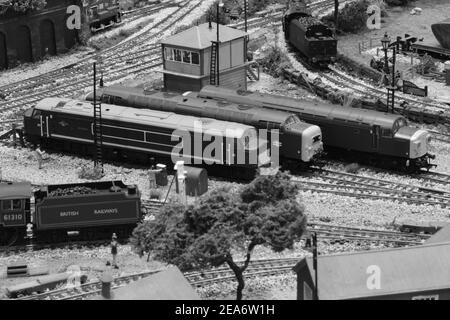 Un trio de locomotives diesel dans les voies de chemin de fer sur un modèle de chemin de fer. Banque D'Images