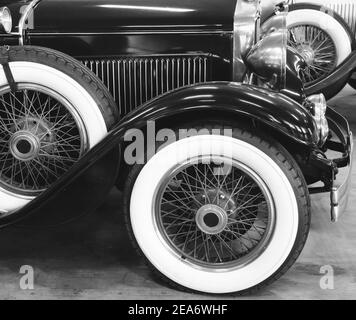 Prise de vue en niveaux de gris d'une voiture vintage grise Banque D'Images