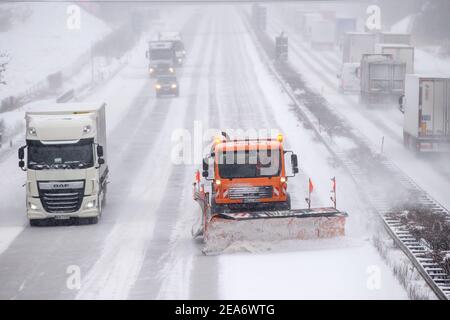 Burg, Allemagne. 08 février 2021. Un véhicule de défrichement élimine la neige de la chaussée sur l'autoroute 2. Avec des températures glaciales, il peut faire de la neige encore et encore tout au long de la journée. Credit: Klaus-Dietmar Gabbert/dpa-Zentralbild/ZB/dpa/Alay Live News Banque D'Images