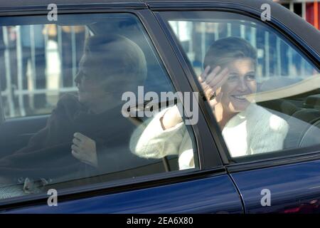 ENSCHEDE, PAYS-BAS - APR 28, 2006: : altesse Royale la reine Beatrix des pays-Bas (à gauche) et la princesse Maxima agitant lorsqu'ils quittent le pays Banque D'Images