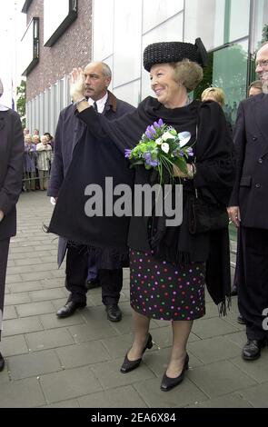 ENSCHEDE, PAYS-BAS - 17 SEPTEMBRE 2001 : Altesse Royale la reine Beatrix des pays-Bas quitte la nouvelle mairie d'Enschede après son ouverture Banque D'Images