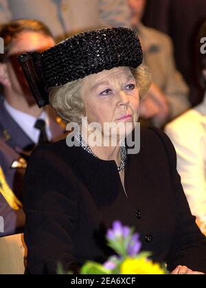 ENSCHEDE, PAYS-BAS - 17 SEPTEMBRE 2001 : Altesse Royale la reine Beatrix des pays-Bas écoutant les discours à l'ouverture de la nouvelle mairie o Banque D'Images