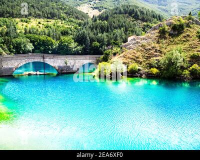 Pont sur Lago di San Domenico, l'Aquila, Abruzzes, Italie Banque D'Images