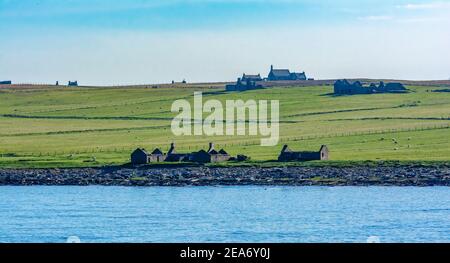 Bâtiments abandonnés sur une île dans le Pentland Firth, Écosse, Royaume-Uni Banque D'Images