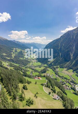 Tir de drone aérien du village de Helligenblutt dans la vallée de la montagne Grossglockner En Autriche Banque D'Images