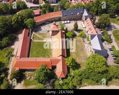 Vue aérienne de Kloster Ilsenburg, Abbaye d'Ilsenburg. Monastère médiéval historique et château près de Wernigerode en Saxe-Anhalt, Allemagne. Banque D'Images