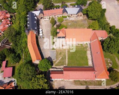 Vue aérienne de Kloster Ilsenburg, Abbaye d'Ilsenburg. Monastère médiéval historique et château près de Wernigerode en Saxe-Anhalt, Allemagne. Banque D'Images