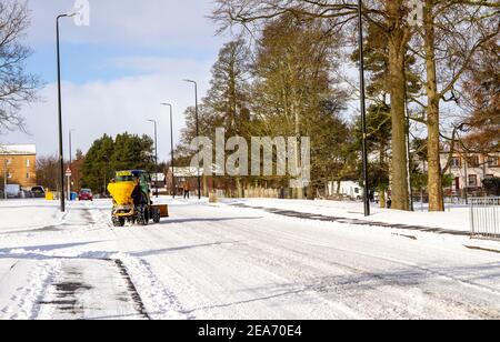 Dundee, Tayside, Écosse, Royaume-Uni. 8 février 2021. Météo au Royaume-Uni : vents froids et fortes tempêtes de neige balayant le nord-est de l'Écosse avec des températures atteignant 2°C. La tempête Darcy a provoqué de fortes chutes de neige à Dundee et a provoqué le chaos sur les routes dans et autour de la ville. Crédit : Dundee Photographics/Alamy Live News Banque D'Images