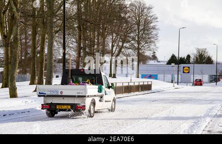 Dundee, Tayside, Écosse, Royaume-Uni. 8 février 2021. Météo au Royaume-Uni : vents froids et fortes tempêtes de neige balayant le nord-est de l'Écosse avec des températures atteignant 2°C. La tempête Darcy a provoqué de fortes chutes de neige à Dundee et a provoqué le chaos sur les routes dans et autour de la ville. Crédit : Dundee Photographics/Alamy Live News Banque D'Images