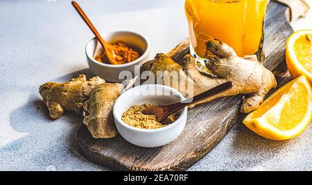 Boisson fraîche au curcuma, au gingembre et à l'orange avec des ingrédients sur une table Banque D'Images