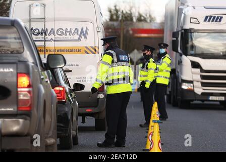 Garda arrête des véhicules à un point de contrôle sur la frontière irlandaise entre Emyvale et Aughnacloy. Un certain nombre de points de contrôle de Garda ont été exploités le long de la frontière lundi pour faire appliquer la nouvelle réglementation Covid-19. Date de la photo: Lundi 8 février 2021. Les personnes vivant en Irlande du Nord qui traversent la frontière irlandaise sans excuse raisonnable sont confrontées à une amende de 100 euros à partir d'aujourd'hui. Banque D'Images