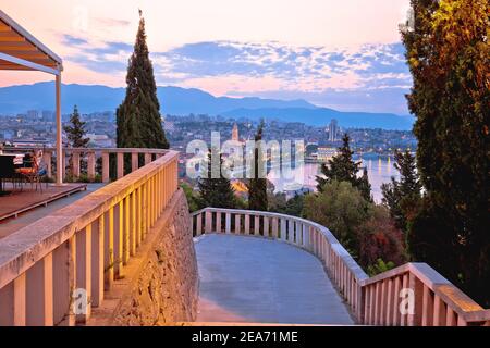 Vue sur le front de mer de la ville de Split depuis le point de vue de la colline de Marjan, région de Dalmatie en Croatie Banque D'Images