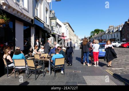 St Andrews Ecosse : les gens se socialisent et apprécient de manger et de boire en plein air sous le soleil de la soirée d'été Banque D'Images