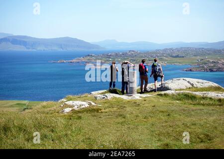 Vue depuis le point de trig, le point le plus élevé de l'île d'Iona, avec une vue imprenable sur le détroit d'Iona vers l'île de Mull en Écosse Banque D'Images