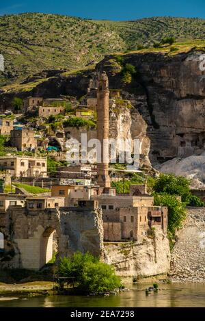 La mosquée El Rizk et l'ancien pont du Tigre sur la rivière. Ville ancienne de Hasankeyf dans le sud-ouest de la Turquie. Banque D'Images