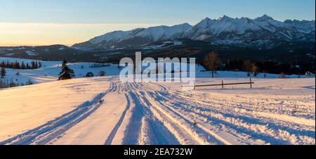 traces dans la neige de conduire des motoneiges dans un beau paysage de montagne Banque D'Images