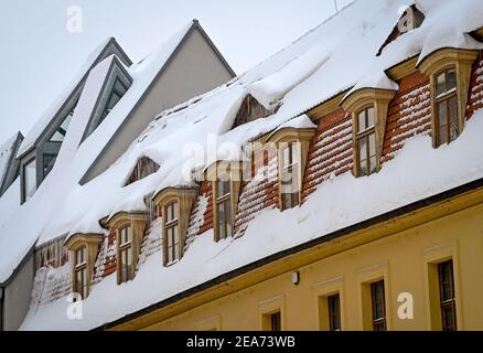 Saale, Allemagne. 08 février 2021. 08 février 2021, Saxe-Anhalt, Halle (Saale): La neige se trouve sur le toit de la Maison Handel dans la vieille ville. De fortes chutes de neige entraînent des obstacles considérables sur les routes, les chemins de fer et les sentiers. Photo: Hendrik Schmidt/dpa-Zentralbild/ZB crédit: dpa Picture Alliance/Alay Live News Banque D'Images