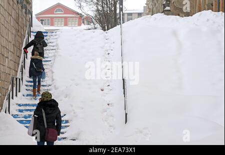 Saale, Allemagne. 08 février 2021. 08 février 2021, Saxe-Anhalt, Halle (Saale): Les gens escalades un escalier couvert de neige dans le centre de Halle/Saale. De fortes chutes de neige entraînent d'importantes obstructions sur les routes, les chemins de fer et les sentiers. Photo: Hendrik Schmidt/dpa-Zentralbild/ZB crédit: dpa Picture Alliance/Alay Live News Banque D'Images