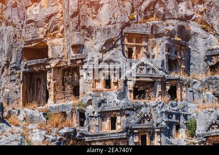 La ville antique de Myra en Turquie est un monument historique populaire qui attire de nombreuses excursions et touristes chaque jour. Les tombes sont sculptées directement dans Banque D'Images