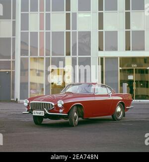 Volvo P1800. Une voiture de sport fabriquée par Volvo Cars a été fabriquée à partir de 1961 et se terminant en 1973. Le style a été conçu par la designer suédoise Pelle Pettersson. La voiture a été présentée au salon de l'automobile de Genève en 1961. Le modèle P1800 a vendu 47492 voitures.le P1800 est devenu largement connu quand conduit par le futur James Bond acteur Roger Moore comme Simon Templier dans la série télévisée le Saint. Photo prise dans les années 1960 Banque D'Images