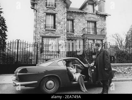 Volvo P1800. Une voiture de sport fabriquée par Volvo Cars a commencé en 1961 et se termine en 1973. Le style a été conçu par la designer suédoise Pelle Pettersson. La voiture a été présentée au salon de l'automobile de Genève en 1961. Le P1800 est devenu largement connu lorsqu'il est conduit par l'acteur futur de James Bond Roger Moore comme Simon Templier dans la série télévisée The Saint. Photo ici l'actrice suédoise Gunnel Lindblom avec son mari à l'extérieur de leur villa en France avec leur Volvo P1800. 1965 Banque D'Images