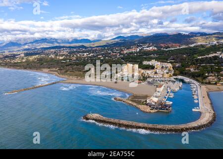 Vue aérienne du port de cabopino dans la municipalité de Marbella, Andalousie Banque D'Images