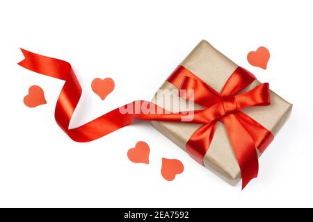 Boîte cadeau avec ruban rouge et petit coeur rouge sur fond blanc. Vacances et le jour romantique de Valentin plat. Banque D'Images