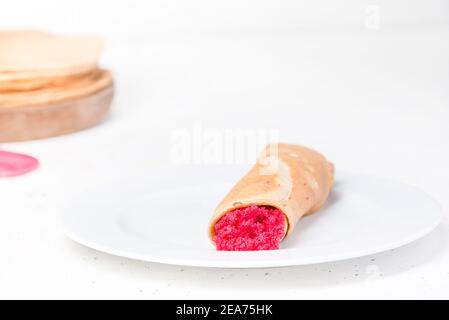 Blinis (crêpes au caviar rouge typique du carnaval russe) Banque D'Images