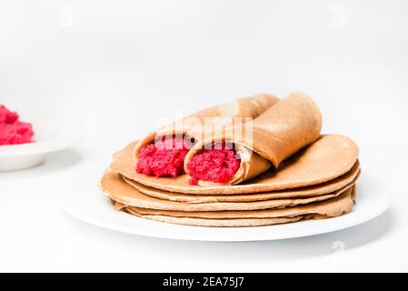 Blinis (crêpes au caviar rouge typique du carnaval russe) Banque D'Images