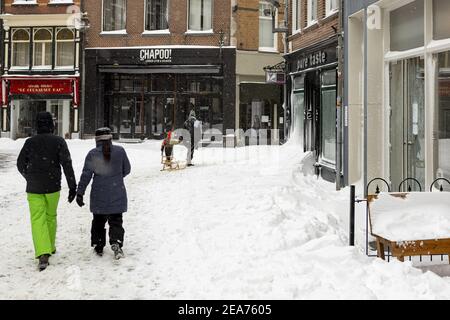 ZUTPHEN, PAYS-BAS - 07 février 2021 : personnes marchant dans les rues du centre historique néerlandais après une tempête de neige avec des chemins blancs Banque D'Images