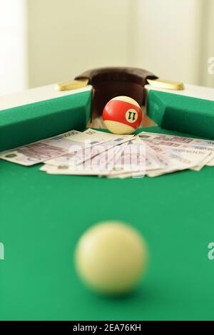 Boules de billard et euros, concept gros plan Banque D'Images