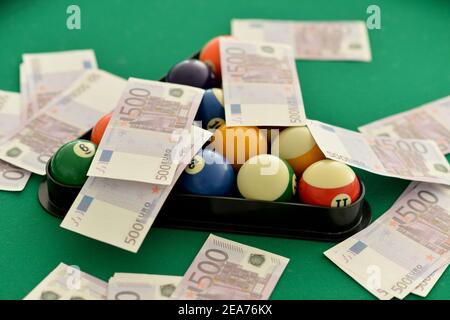 Boules de billard et euros, concept gros plan Banque D'Images