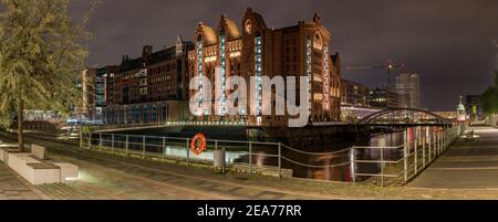 Hambourg Speicherstadt Dar-es-Salaam Platz avec le musée international des Maritimes la nuit Banque D'Images