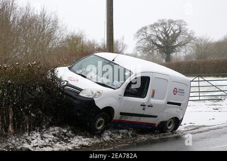 Haverhill, Suffolk, Royaume-Uni. 8 février 2021. Une camionnette transport for London s'est écrasée dans de la neige épaisse. Crédit : Headlinephoto/Alamy Live News. Banque D'Images