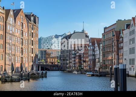 Hamburg Nikolaifleet avec Elbphilharmonie en arrière-plan Banque D'Images