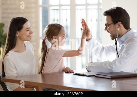 Un médecin souriant salue les jeunes enfants à l'hôpital Banque D'Images