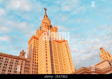 Le campus principal de l'Université d'État de Moscou Lomonosov. Bâtiment majestueux dans le style architectural de l'Empire stalinien Banque D'Images