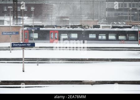 Oberhausen, Allemagne. 08 février 2021. Un train se trouve dans la gare principale d'Oberhausen, les voies restantes sont couvertes de neige. La forte chute de neige en Rhénanie-du-Nord-Westphalie est à l'origine de restrictions sévères sur la circulation. Credit: Fabian Strauch/dpa/Alay Live News Banque D'Images