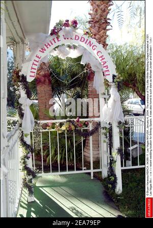 © Bryan Haraway/ABACA. 54386-11. Las Vegas-NV-USA, 4 janvier 2004. L'entrée de la chapelle Little White Wedding, située au 1301 Las Vegas Blvd, a été le lieu de mariage récent pour Britney Spears. Il a également été la maison de stars telles que Michael Jordan et Elizabeth Taylor. Banque D'Images