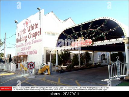 © Bryan Haraway/ABACA. 54386-10. Las Vegas-NV-USA, 4 janvier 2004. L'entrée de la chapelle Little White Wedding, située au 1301 Las Vegas Blvd, a été le lieu de mariage récent pour Britney Spears. Il a également été la maison de stars telles que Michael Jordan et Elizabeth Taylor. Banque D'Images