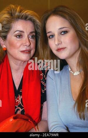 © Barbara Binstein/ABACA. 54616-10. Los Angeles-CA-USA. Janvier 08 2004. (Photo : CATHERINE DENEUVE, LEELEE SOBIESKI) 2e jour de la tournée de presse de l'Association des critiques de la télévision. Banque D'Images