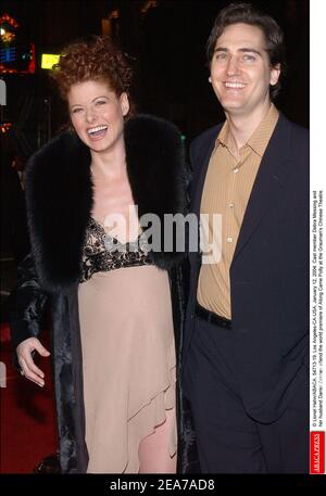 © Lionel Hahn/ABACA. 54713-19. Los Angeles-CA-USA, 12 janvier 2004. Debra Messing, membre du casting, et son mari Daniel Zelman assistent à la première mondiale de Along Come Polly au théâtre chinois de Grauman. Banque D'Images