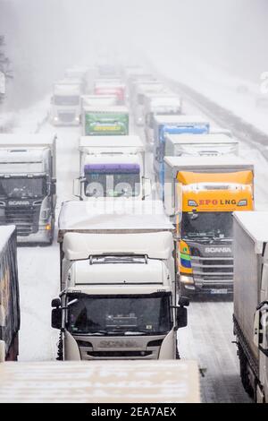 08 février 2021, Saxe-Anhalt, Möckern: Des camions sont bloqués sur l'A2 sur un lieu d'accident. Avec des températures glaciales, il peut faire de la neige encore et encore tout au long de la journée. Photo: Klaus-Dietmar Gabbert/dpa-Zentralbild/dpa Banque D'Images