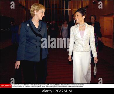 © Olivier Douliery/ABACA. 54764-5. Washington-DC-USA, janvier 13 2004. Altesse Royale la princesse Alexandra et Ann stock, vice-présidente du Centre des arts de la scène Kennedy, assistent à l'inauguration du Ballet royal danois Banque D'Images