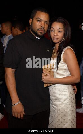 L'acteur Ice Cube et son épouse assistent à la première mondiale de Torque au Grauman's Chinese Theatre, Los Angeles, le 14 janvier 2004. (Photo : Ice Cube). Photo de Lionel Hahn/Abaca. Banque D'Images