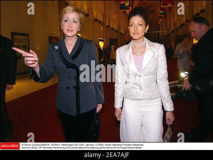 © Olivier Douliery/ABACA. 54764-4. Washington-DC-USA, janvier 13 2004. Altesse Royale la princesse Alexandra et Ann stock, vice-présidente du Centre des arts de la scène Kennedy, assistent à l'inauguration du Ballet royal danois Banque D'Images