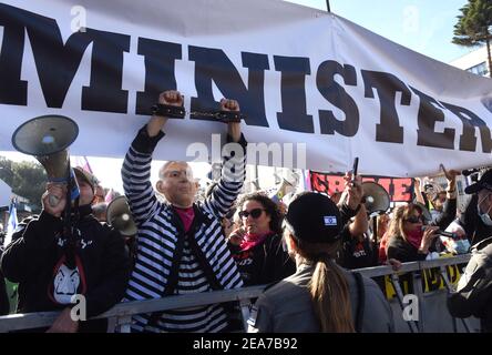 Jérusalem-est, Israël. 08 février 2021. Un manifestant israélien porte un masque représentant le Premier ministre Benjamin Netanyahou aux menottes lors de son procès pour corruption devant le tribunal de district de Jérusalem-est, le lundi 8 février 2021. Netanyahou est accusé d'accusations de corruption, de fraude et de violation de la confiance. Photo par Debbie Hill/UPI crédit: UPI/Alay Live News Banque D'Images